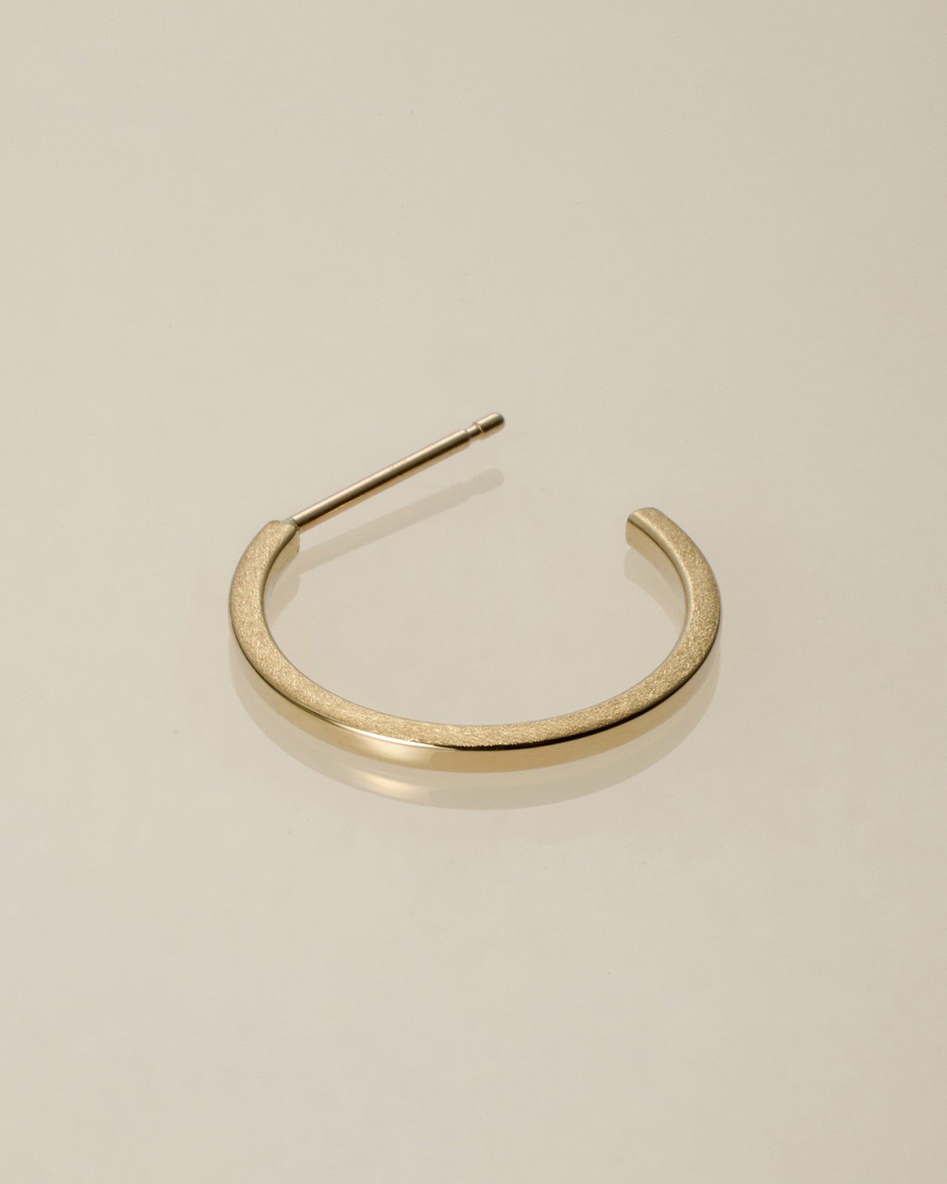 K18 flat hoop post pierced earring [medium] <br>フラット フープポストピアス [ミディアム]