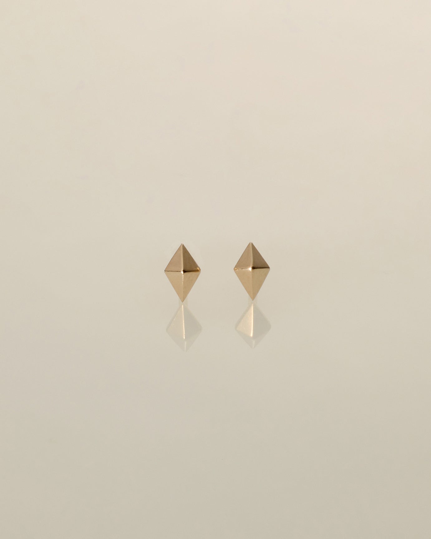 K10 onyx diamond-shaped stud pierced earring <br>オニキス ダイヤシェイプ スタッドピアス