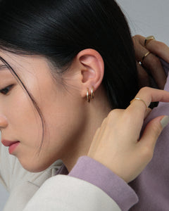 K18 flat hoop post pierced earring [medium] <br>フラット フープポストピアス [ミディアム]