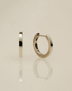 K18 flat hoop pierced earring <br>K18 フラット フープピアス [ミディアム]