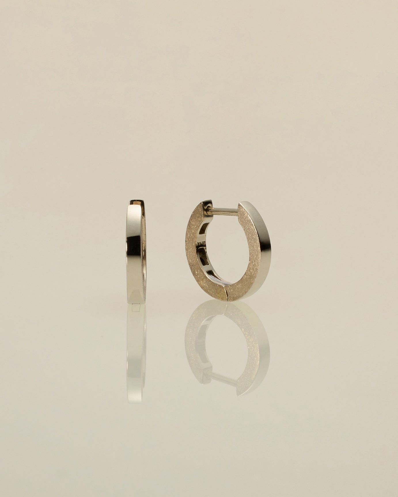 K18 flat hoop pierced earring <br>K18 フラット フープピアス [スモール]